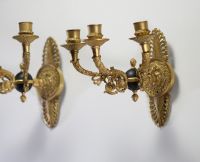 Paire d'appliques murale à trois bras de lumière en bronze doré aux mufles de lion, de style Empire, début XIXème.