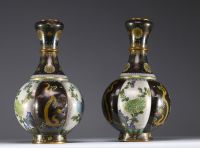 Chine - Paire de vases en émail cloisonné à décor de fleurs et de dragons, dynastie Qing, vers 1900.