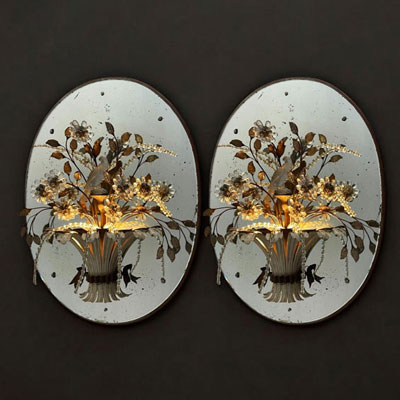 Maison Bagues - Rare paire de grandes appliques formant des corbeilles de fleurs en métal et verre surmontées de perroquets en verre moulé.