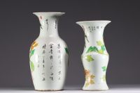 Chine - Ensemble de deux vases Qianjiang cai en porcelaine famille rose.