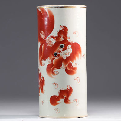 Paintbrush holder in Famille Rose porcelain, decorated with red dogs on a white background from 19th century