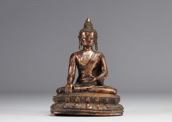 Statue de Bouddha en bronze représenté assis sur une double feuille de lotus - travail sino-tibétain