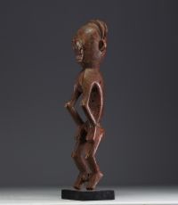 Afrique RDC - MBOLE (RDC) Statue en bois et pigments représentant est un homme ayant contrevenu aux règles du Lilwa, pendu pour l'exemple.