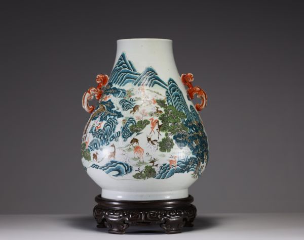 Chine - Vase en porcelaine polychrome famille rose décor au 