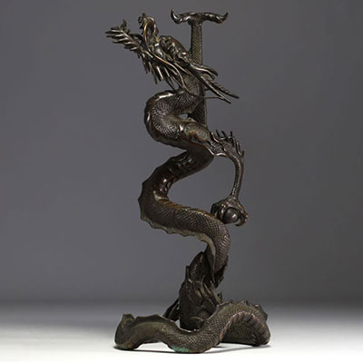 Japon - Grand dragon en bronze à patine brun foncé, époque Meiji.