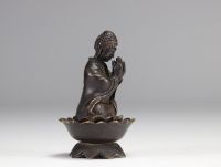 Sculpture d'un bouddha en bronze reposant sur une fleur de lotus de l'époque Qing (清朝)