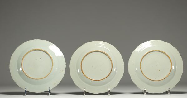 Chine - Ensemble de trois assiettes en porcelaine de la famille rose.