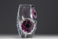 DAUM France - Vase en cristal modèle Coppelia orné de fleurs roses et mauves en pâte de verre, vers 1980, signé.