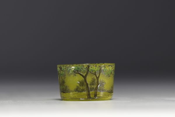 DAUM Nancy - Saleron en verre multicouche dégagé à l'acide et émaillé à décor de forêt, signé.