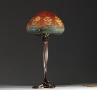 DAUM Nancy et Louis MAJORELLE (1859-1926) - Lampe de table en verre multicouche dégagé à l'acide à décor floral stylisé, non signée.