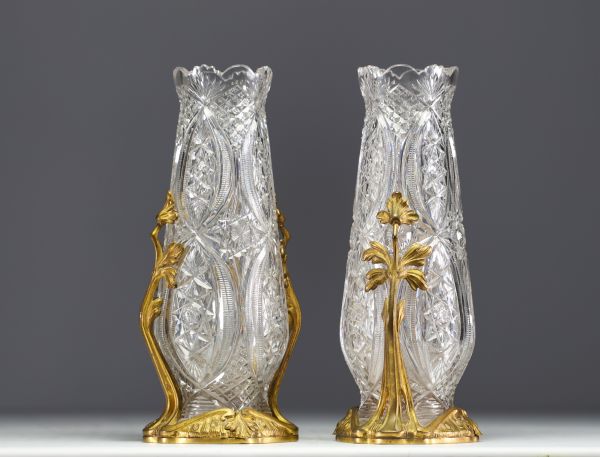 Baccarat - Paire de vases en verre taillé et monture en bronze doré, marque Baccarat sur la monture, vers 1900-1920.