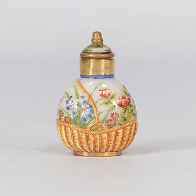 Famille rose glass snuffbox with flower design and Gu Yue Juan mark from the 19th century