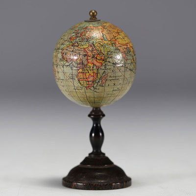 J.L. & Cie pour Lebègue à Paris - Globe terrestre miniature en papier ciré sur piètement en bois tourné.