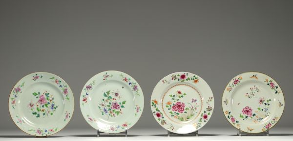 Chine - Ensemble de quatre assiettes en porcelaine de la famille rose à décor de fleurs.