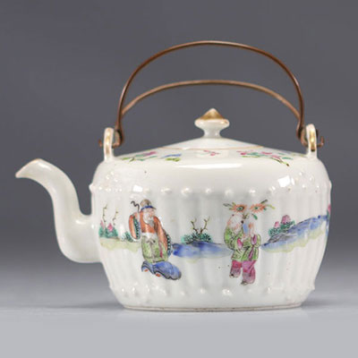 Teapot in Famille Rose porcelain decorated with figures