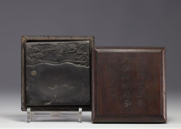 Chine - pierre à encre et son coffret en bois.