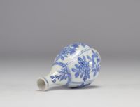 A small white and blue vase with flower decoration from the Kangxi period (1661-1722)