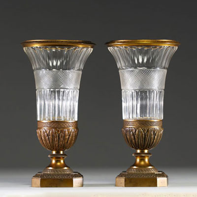 Baccarat - Paire de vases Empire en cristal, montures en bronze doré et ciselé.