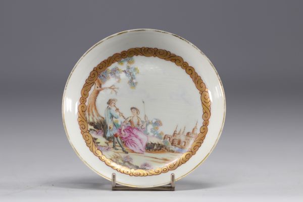 Chine - Petite soucoupe en porcelaine Compagnie des Indes à décor romantique, XVIIIe siècle.