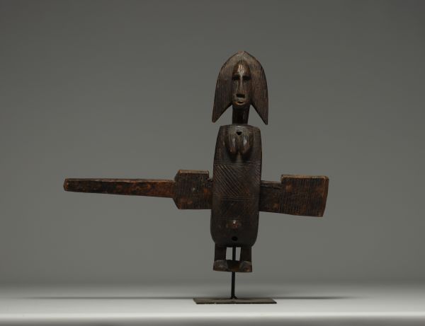 Bambara lock in carved wood, Mali, on base, 20th century.