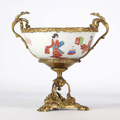 Coupe en porcelaine à décor de personnages avec monture en bronze doré style Napoléon III provenant du Japon