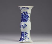 Chine - vase en porcelaine blanche et bleue, col rodé, époque Kangxi.