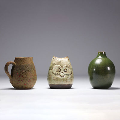 Ensemble de deux vases et un pichet en céramique vernissée et terre cuite.