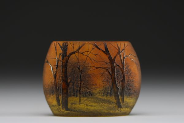 DAUM Nancy - Vase miniature en verre multicouche dégagé à l'acide et émaillé à décor de paysage d'automne, signé sous la base.