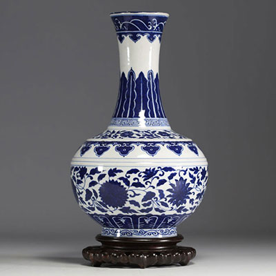 Chine - Vase en porcelaine blanc bleu, marque au bleu sous la pièce, XIXème