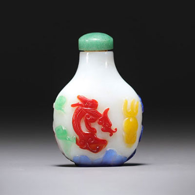 Chine - Tabatière en verre multicouche huit couleurs à décor de chimères.