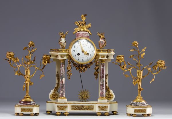 Pendule portique et bougeoirs en marbre de Carrare et bronze doré de style Louis XVI