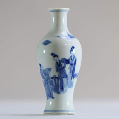 Chine - Petit vase en porcelaine blanc bleu à décor de courtisanes.