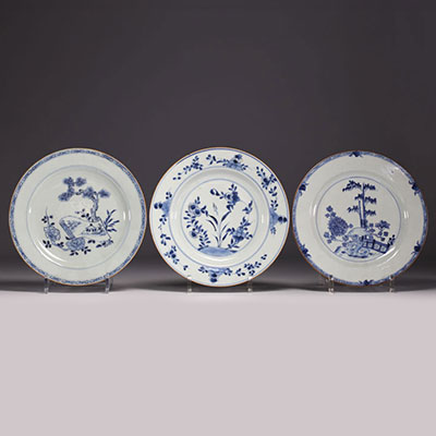Chine - Ensemble de trois assiettes en porcelaine blanc bleu à décor floral, XVIIIème