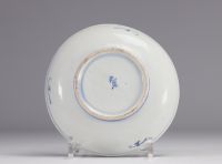 A white and blue porcelain plate decorated with stilt-walkers from the Ming period (明朝)