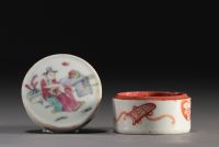 Chine - Ensemble de trois boites à encre en porcelaine à décors divers.