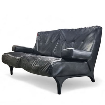 Eugenio GERLI (1923-2013) Black leather two-seater sofa published by Tecno around 1960.