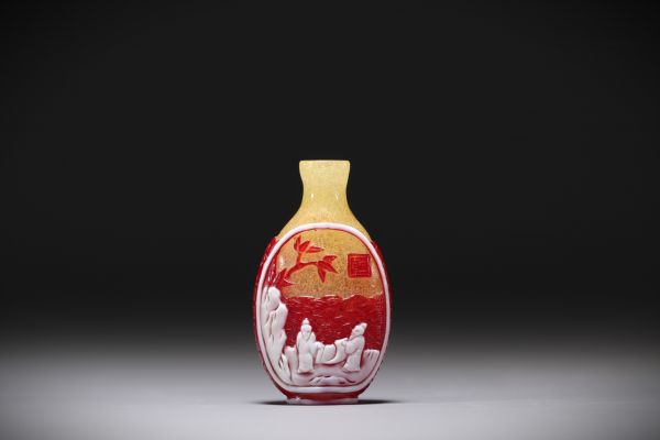 Chine - Tabatière en verre multicouche à décor de personnages.