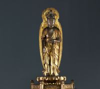 Japon - Bouddha en bois sculpté laqué et doré sur socle ajouré, XIXème.