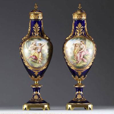 Paire de vases couverts en porcelaine de Sèvres, à décor romantique, marque aux L entrecroisés, cachet du Château des Tuileries.