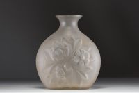 Charles CATTEAU (1880-1966) pour la Verrerie de Scailmont - Vase Art Déco en verre moulé pressé et satiné, vers 1915-30, signé à la base.