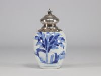 A white and blue vase decorated with women surmounted by a silver stopper with a mark under the piece from the Kangxi period (1661-1722)