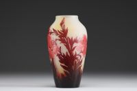 Émile GALLÉ (1846-1904) Vase en verre multicouche dégagé à l'acide au décor floral, signé.