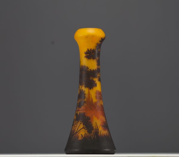 DAUM Nancy - Vase in acid-etched multi-layered glass decorated with trees on the edge of a pond, signed.