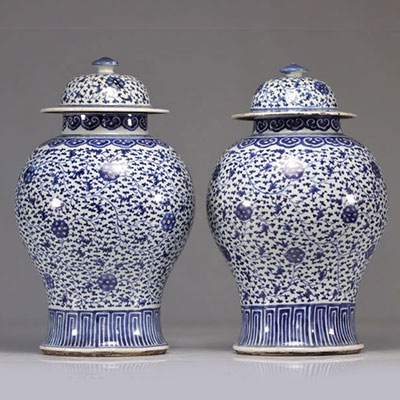 (2) Pair of white and blue china porcelain covered vases from 18th century