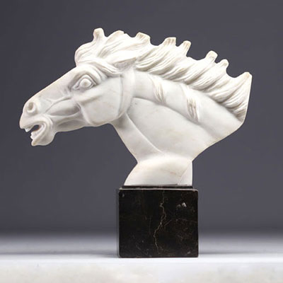 Horse bust in sculpted white marble, 20th century.