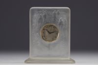 René LALIQUE (1860-1945), small moulded glass clock decorated with swallows, circa 1930.