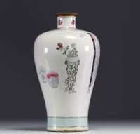 Chine - Lot de porcelaine de la famille rose, XIXe siècle, marque sous le vase.