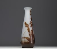 Émile GALLÉ (1846-1904) Vase en verre multicouche dégagé à l'acide décor d'orchidées, signé. orchidée