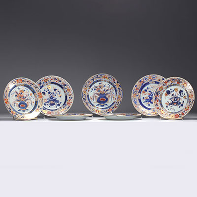 Chine - Ensemble de sept assiettes en porcelaine polychrome à décor de vasques fleuries, d'époque XVIIIème