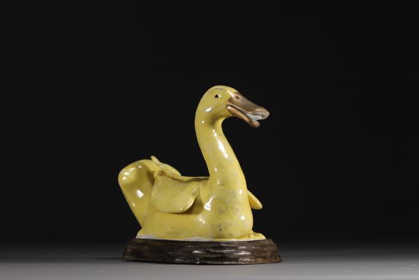 Chine - Canard en porcelaine jaune sur socle en bois, période Qing.